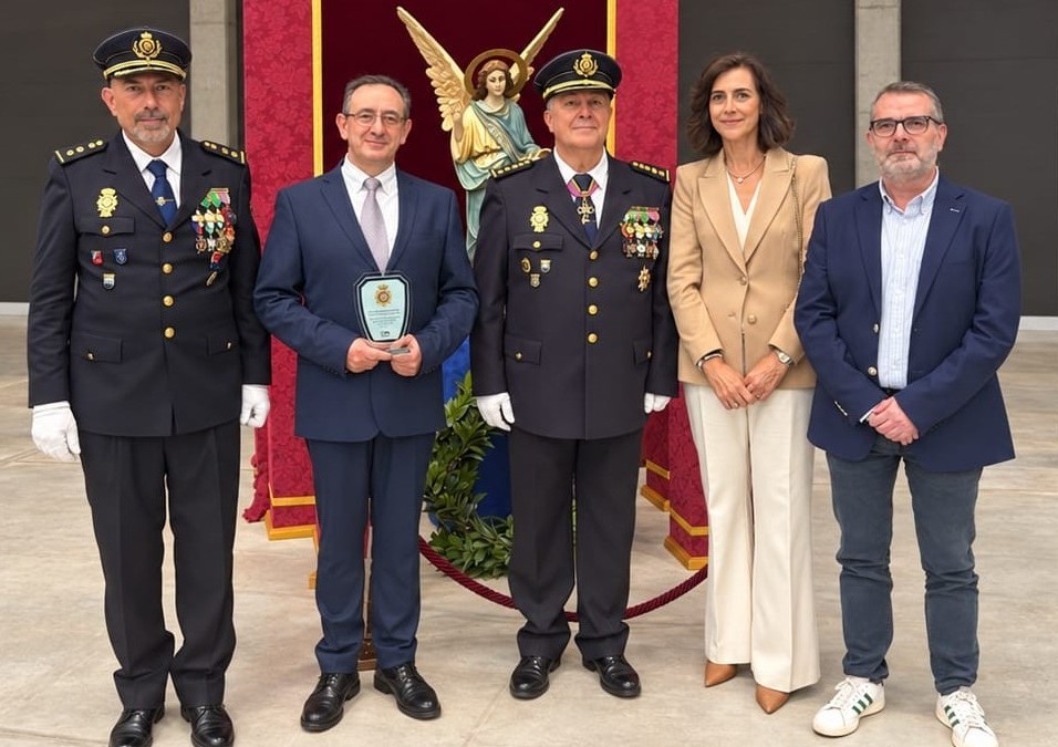 Placa entregada al director provincial de Ciudad Real.