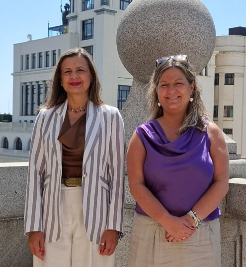 La directora general de MUFACE sonriente junto a otra mujer