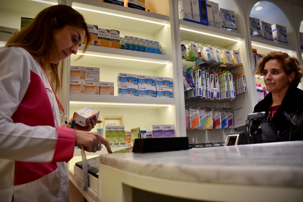 Una mutualista estrena la e-receta en una farmacia de Madrid