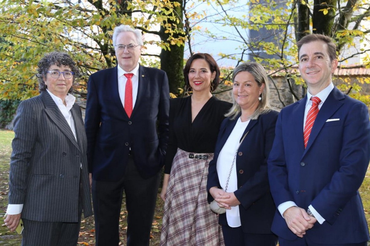 La directora general de MUFACE junto a representantes de las organizaciones colegiales de farmacia y medicina