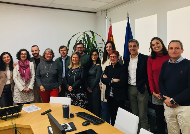 Foto de grupo de tutores, comité de dirección y prácticas