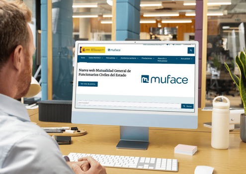 Usuario visita la nova web de MUAFCE en el seu ordinador