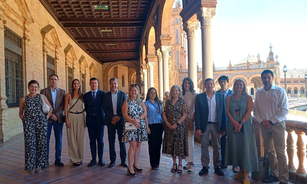 Foto de familia de los asistentes a la reunión sobre e-receta concertada celebrada en Sevilla