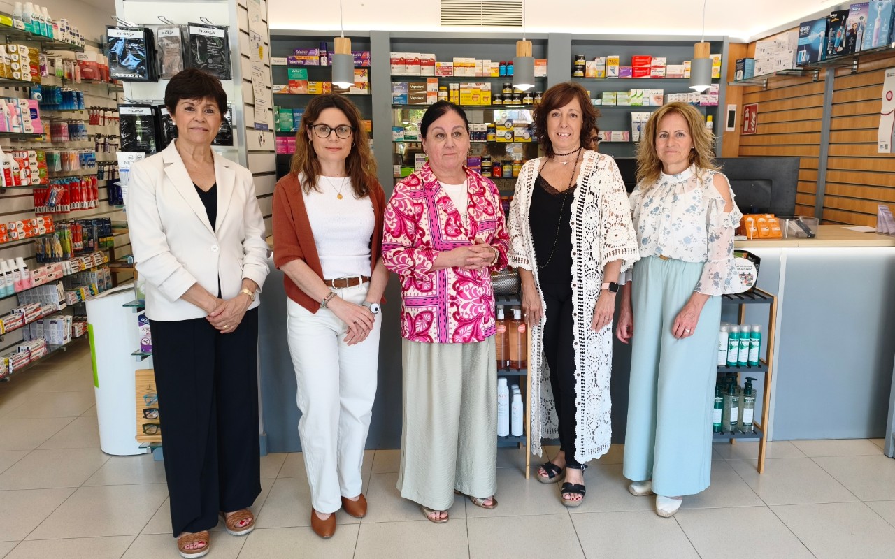 En imagen la vicetesorera del Colegio Oficial de Farmacéuticos de Barcelona, Elena Palau, la delegada de Adeslas Rosa Sacristán y, por Asisa, la delegada Antonia Solvas y la coordinadora asistencial de zona, Yolanda Llopis.