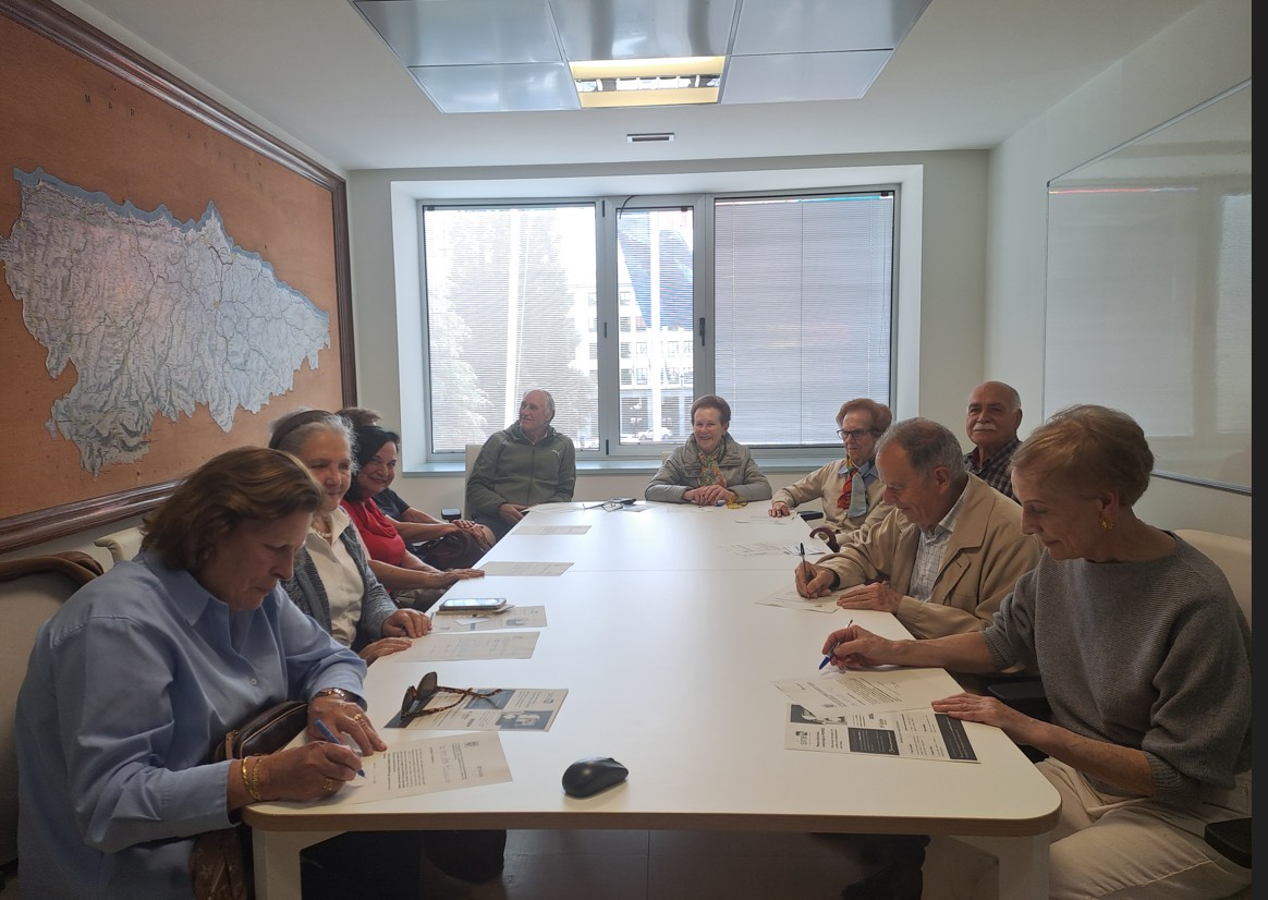 Mesa con mutualistas en la oficina de Oviedo