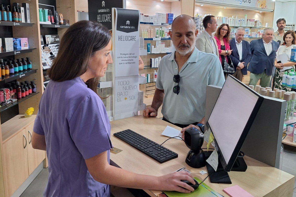 Mutualista en Almería recogiendo en farmacia su primera e-receta concertada