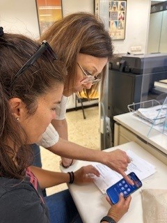 Mutualista siendo ayudado con la app móvil en la oficina de Murcia