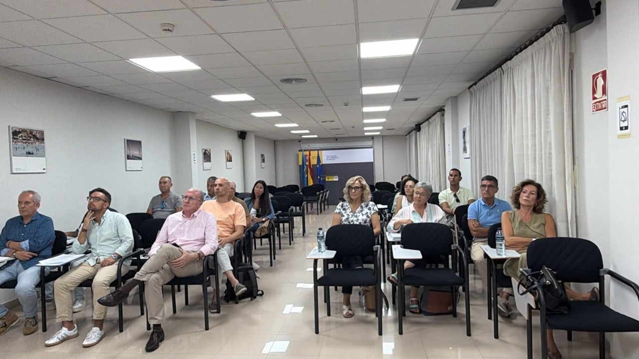 asistentes charla programa piloto parte IT electrónico Melilla