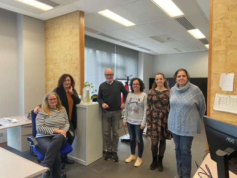 Funcionarias del equipo de la Oficina de Tramitación Electrónica de Vigo con su jefe, Gonzalo Malvido