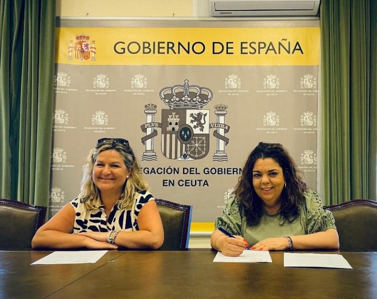 Myriam Pallares y Cristina Pérez firmando el acuerdo de adhesión de Ceuta MUFACE al Punto Violeta