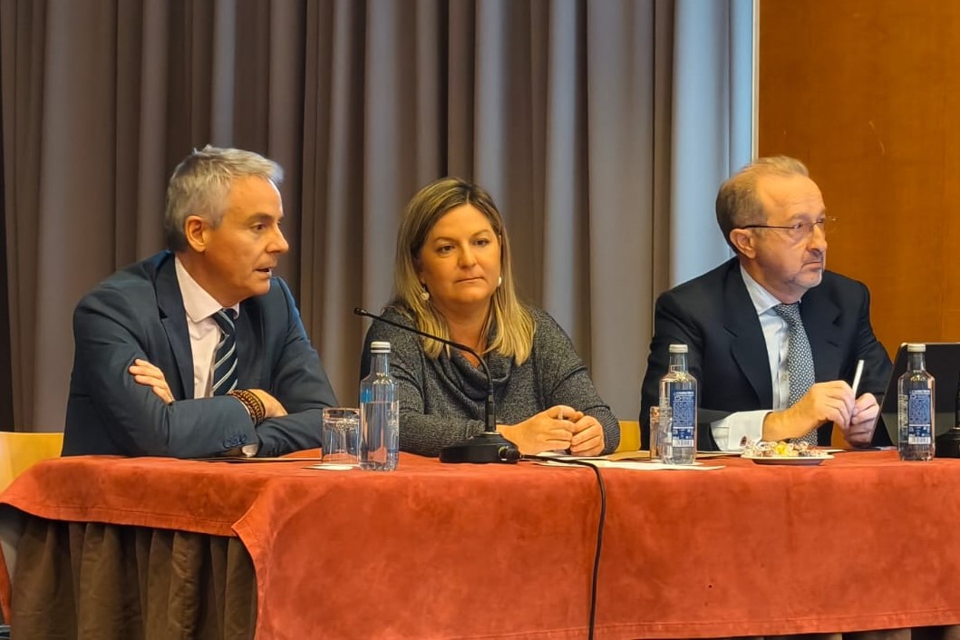 Mesa redonda moderada por la directora general de MUFACE con las entidades aseguradoras