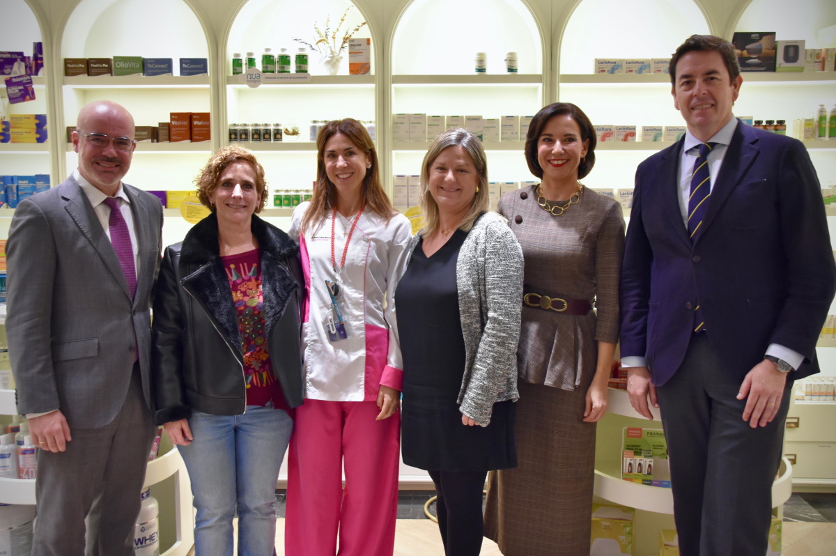 Foto de familia tras el acto de dispensación de la primera e-receta concertada en Madrid