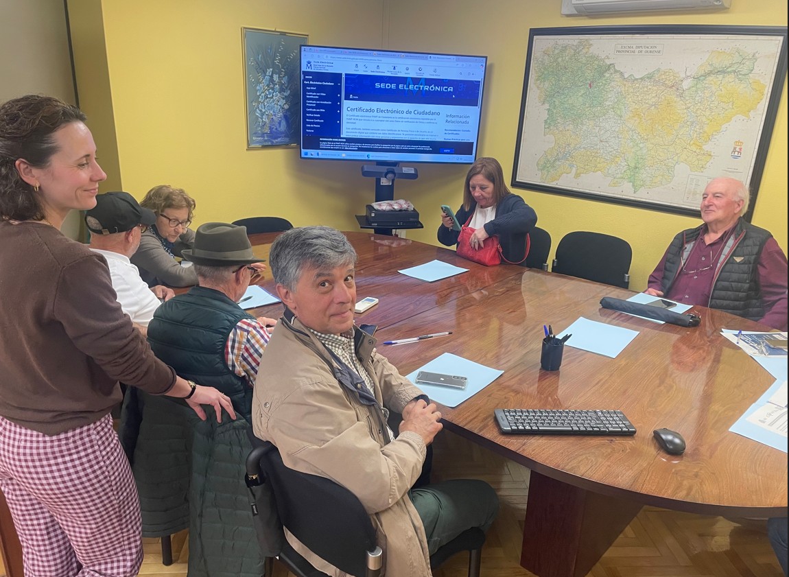 mesa de mutualistas en la oficina de Ourense