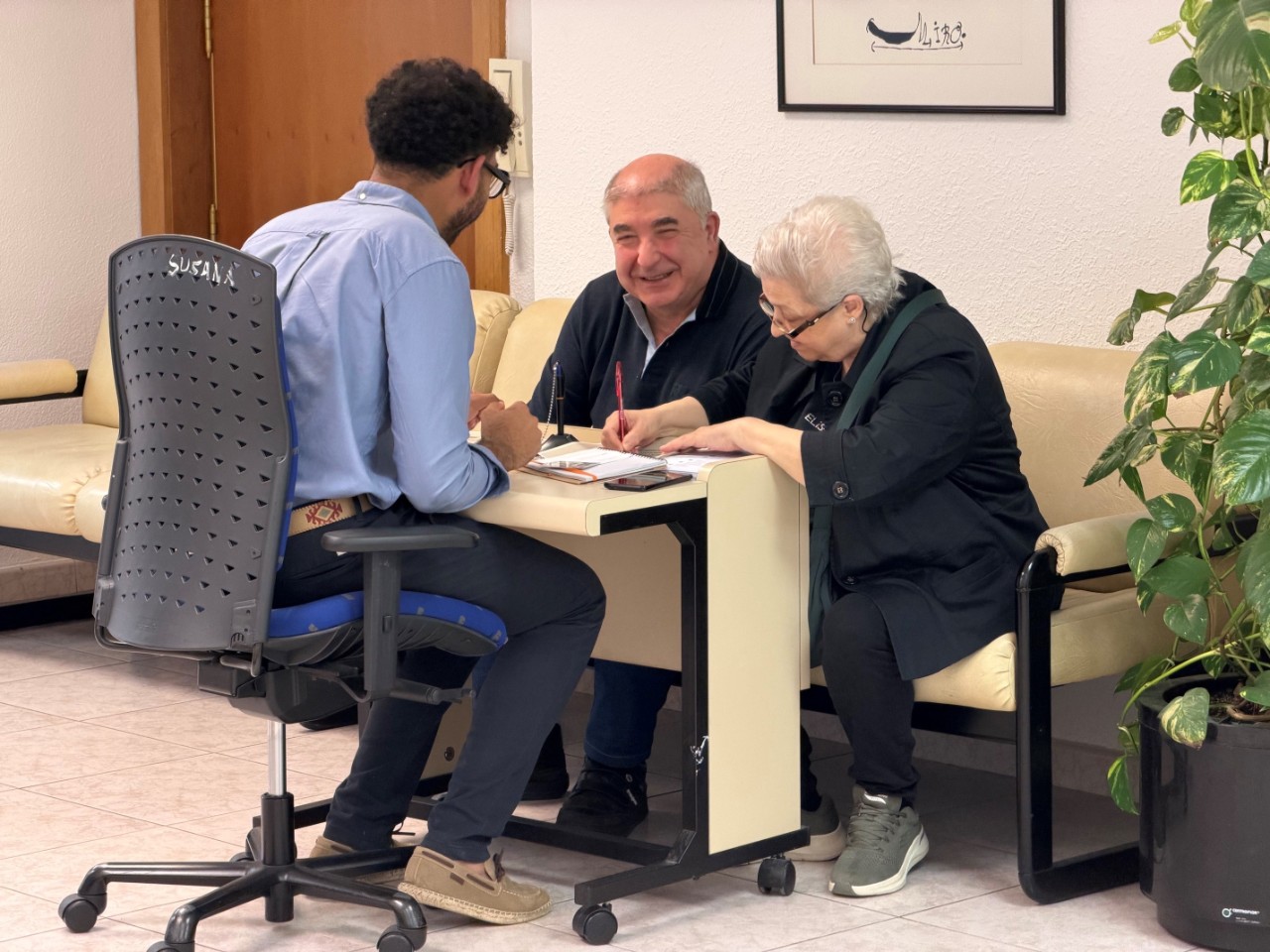 el director provincial de Barcelona ayudando a una pareja de ancianos